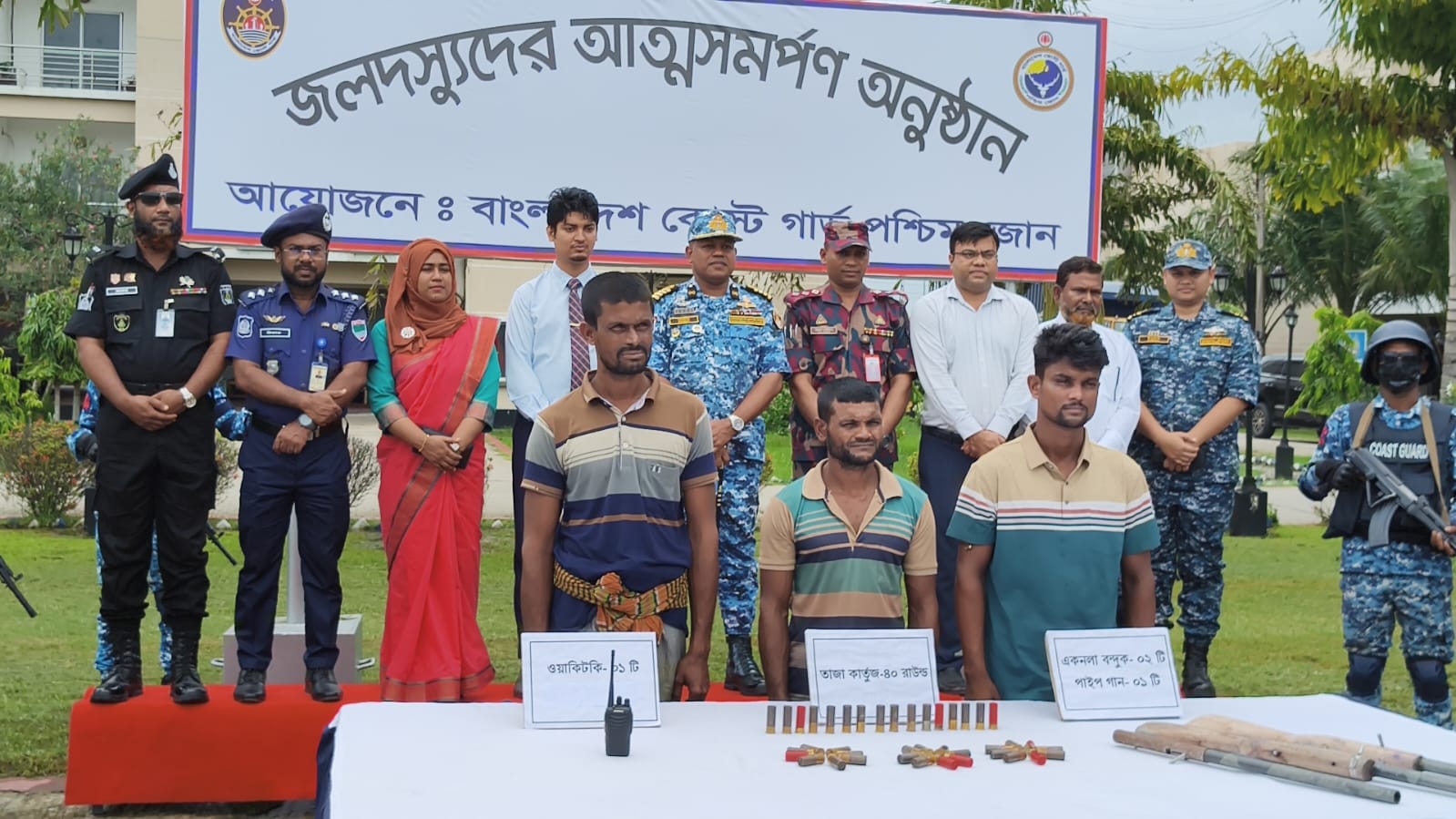 কোস্ট গার্ডের কাছে বড় জাহাঙ্গীর বাহিনীর ৩ সদস্যের আত্মসমর্পণ